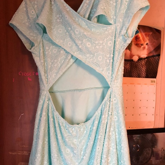A mint green dress - Picture 2 of 2